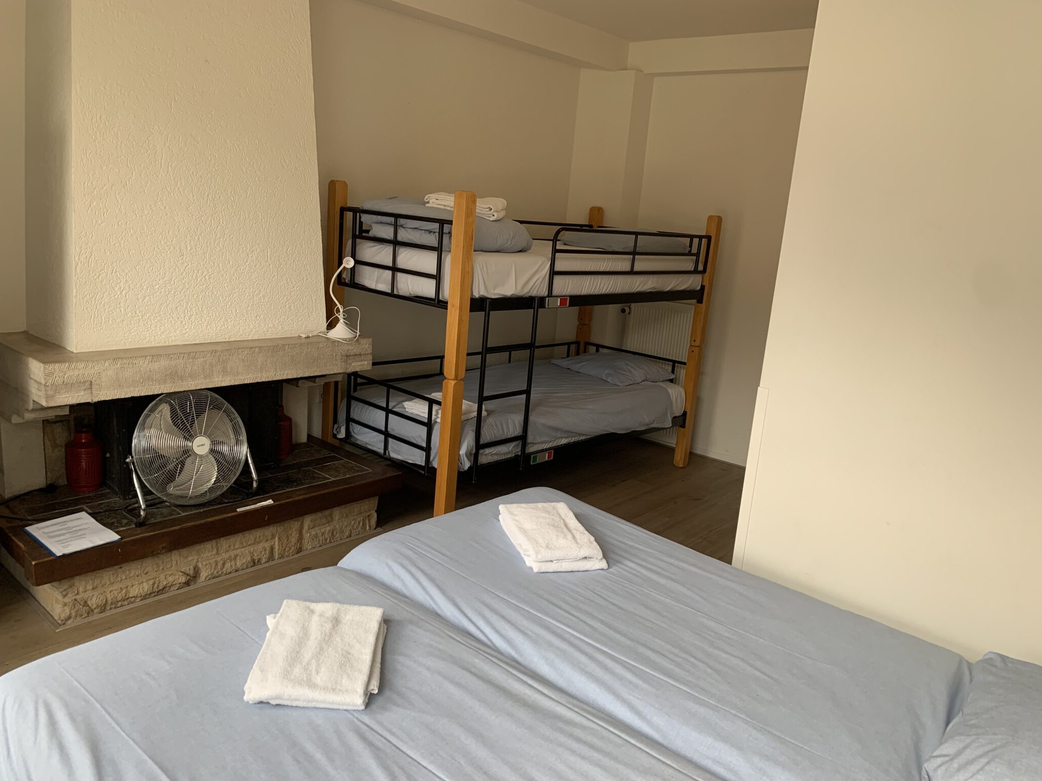 H12, 2 éénpersoonsbedden en stapelbed